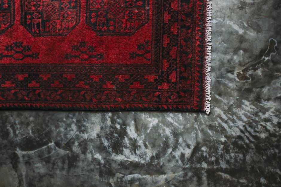Remove red wine stains from wool carpets safely at home